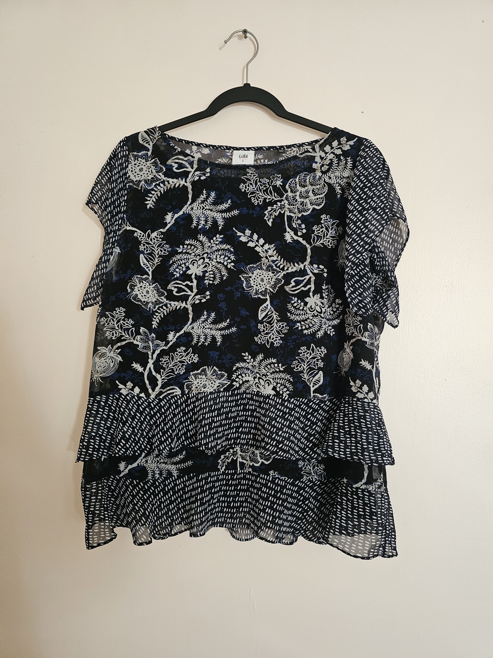 Cabi Large Black and White Floral Ruffled Tiered Blouse